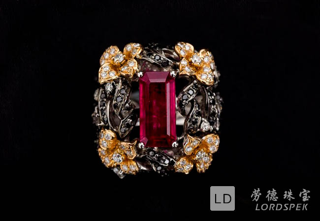 18k白金、黄金、黑金镶嵌红宝石(图1)