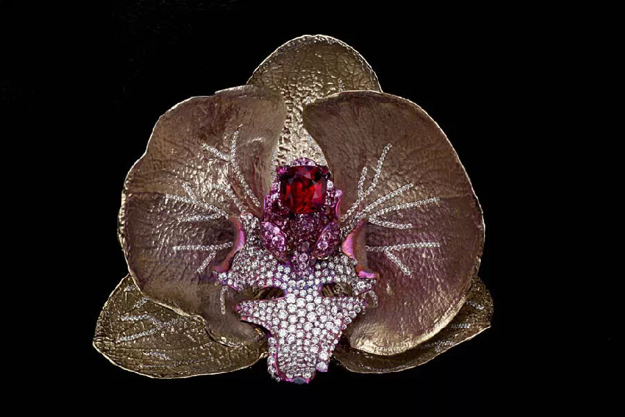 “秒舌兰心”红宝胸针