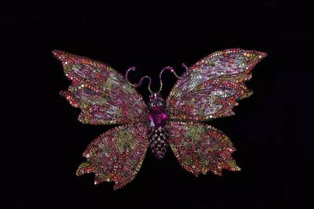 “蝶 焰“红宝胸针