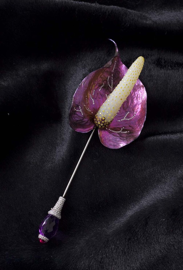 羊脂玉镶彩色钻石胸针(图1) 羊脂玉镶彩色钻石胸针(图1)