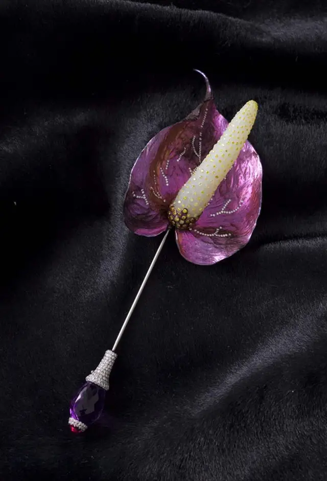 羊脂玉镶彩色钻石胸针